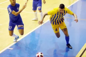 Η Ανόρθωση "έσπασε" το αήττητο του ΑΠΟΕΛ (φώτος)