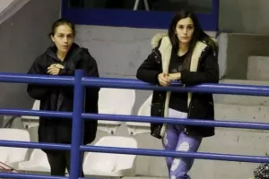Μόνες... στο κλειστό