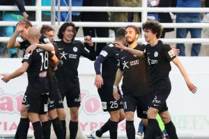Οι μισοί... με μεγάλους!