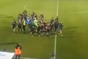 (ΜΕΤΑ την ΠΕΝΤΑΡΑ) Στην κερκίδα και... "Ε - Ε - ΕΘΝΙΚΟΣ" (Βίντεο)