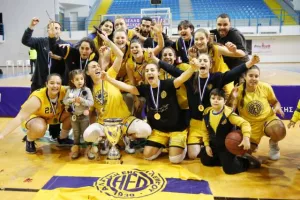 ΚΥΠΕΛΛΟΥΧΟΣ για 15η φορά στην ιστορία της η ΑΕΛ (φώτος)
