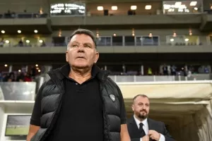 "Τι κάνει ο Ντέμης εκτός από το να μεταφέρει την τραγουδίστρια σύζυγο του;"