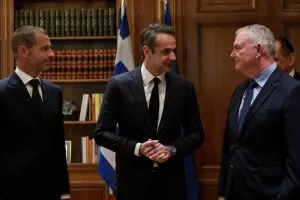 Έπεσαν οι υπογραφές στο μνημόνιο ανάμεσα σε Κυβέρνηση και FIFA-UEFA