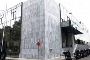 Επίθεση οπαδών με μπογιές στα γραφεία