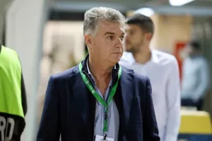 Παρακολουθεί από... μακριά
