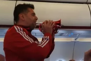 Το πανηγυρικό κλίμα στο αεροπλάνο του Ολυμπιακού πριν πετάξει για την Αθήνα