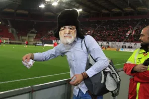 ΣΥΝΕΒΗ στο "Καραϊσκάκη"/Με μάσκα Σαββίδη και ψεύτικο όπλο πέταξε ρούβλια! (φώτος)