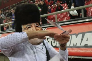 ΣΥΝΕΒΗ στο "Καραϊσκάκη"/Με μάσκα Σαββίδη και ψεύτικο όπλο πέταξε ρούβλια! (φώτος)