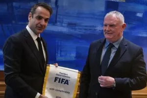 Έπεσαν οι υπογραφές στο μνημόνιο ανάμεσα σε Κυβέρνηση και FIFA-UEFA