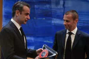 Έπεσαν οι υπογραφές στο μνημόνιο ανάμεσα σε Κυβέρνηση και FIFA-UEFA