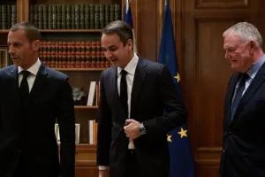 Έπεσαν οι υπογραφές στο μνημόνιο ανάμεσα σε Κυβέρνηση και FIFA-UEFA