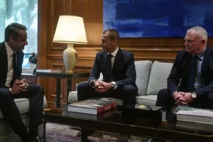 Έπεσαν οι υπογραφές στο μνημόνιο ανάμεσα σε Κυβέρνηση και FIFA-UEFA