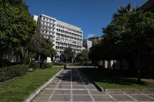 ΕΛΛΑΔΑ/ Απομακρύνεται από το "κακό σενάριο" τύπου Ιταλίας