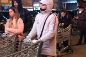 ΦΩΤΟΣ/Παίκτες της Νάπολι περιμένουν βράδυ στην ουρά του σούπερ μάρκετ για προμήθειες