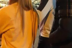 ΦΩΤΟΣ/Παίκτες της Νάπολι περιμένουν βράδυ στην ουρά του σούπερ μάρκετ για προμήθειες