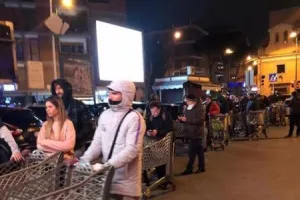 ΦΩΤΟΣ/Παίκτες της Νάπολι περιμένουν βράδυ στην ουρά του σούπερ μάρκετ για προμήθειες