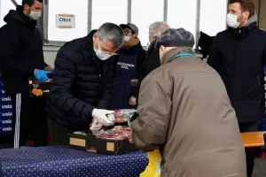 Μοίρασαν τρόφιμα σε άπορους μέλη της ομάδας μπάσκετ της Μπάγερν (φώτος)