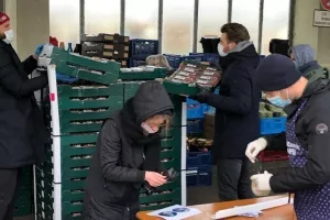 Μοίρασαν τρόφιμα σε άπορους μέλη της ομάδας μπάσκετ της Μπάγερν (φώτος)