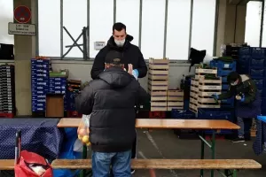 Μοίρασαν τρόφιμα σε άπορους μέλη της ομάδας μπάσκετ της Μπάγερν (φώτος)