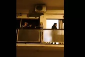 Γιαγιάδες βγήκαν στα μπαλκόνια και τραγουδούν «ο χάρος βγήκε παγανιά»