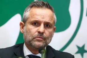 ΕΚΕΙ... κοιτάει ο Ρόκα