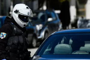 ΕΛΛΑΔΑ/Του "έκοψαν" πρόστιμο και το έσκισε μπροστά τους!