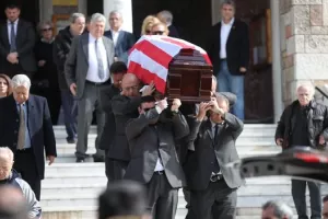 Πλήθος κόσμου στην κηδεία του Λεωνίδα Θεοδωρακάκη