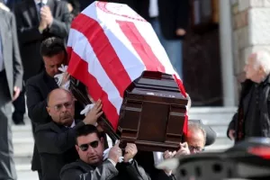 Πλήθος κόσμου στην κηδεία του Λεωνίδα Θεοδωρακάκη