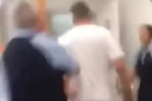 Τύπος μπαίνει σε τμήμα και βήχει στα ψέματα λέγοντας πως έχει κορωνοϊό (βίντεο)