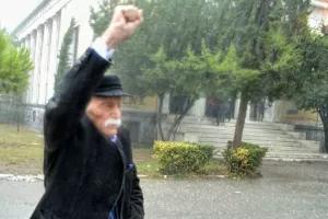 Original 21 για Γλέζο: «Η υψωμένη σου γροθιά, σημαία μας»!