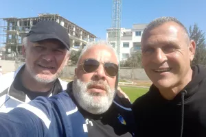 ΤΡΕΙΣ... φίρμες!