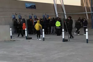 ΑΠΟΕΛ/Το αδιαχώρητο έξω από το ΓΣΠ για εισιτήρια! (φώτος)