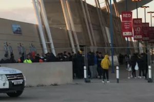 ΑΠΟΕΛ/Το αδιαχώρητο έξω από το ΓΣΠ για εισιτήρια! (φώτος)