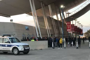 ΑΠΟΕΛ/Το αδιαχώρητο έξω από το ΓΣΠ για εισιτήρια! (φώτος)