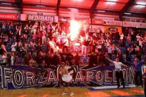 ΘΥΡΑ 1: "Όλοι στο πάρτι την Παρασκευή"
