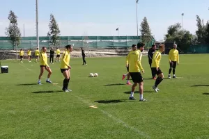 (ΦΩΤΟΣ/ΑΕΛ) Η προπόνηση της Τρίτης 