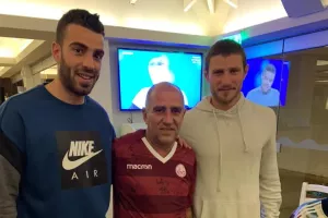 ΕΝΠ/Τον ευχαρίστησαν με... υπογεγραμμένη φανέλα