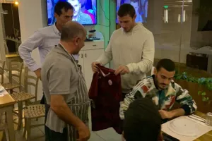 ΕΝΠ/Τον ευχαρίστησαν με... υπογεγραμμένη φανέλα