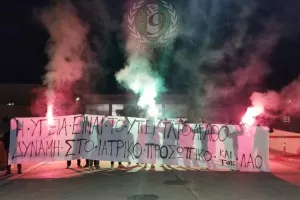 ΘΥΡΑ 9: Έξω από τα δημόσια νοσοκομεία με πανό για τους αφανείς ήρωες! 