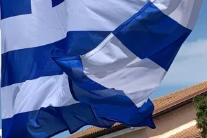 Υψώνουμε περήφανα την Ελληνική