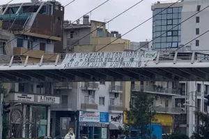 Πανό στήριξης οπαδών του Παναθηναϊκού σε γιατρούς και νοσηλευτές 