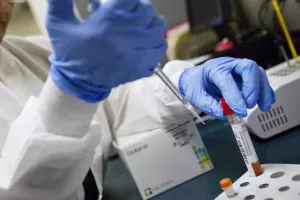 Ακόμα ένας νεκρός και 35 κρούσματα στην Κύπρο