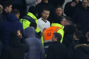 (ΒΙΝΤΕΟ) "Ντου" στην κερκίδα από παίκτη της Τότεναμ!!!