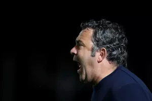 Φώναζε, αλλά...