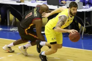 Ο Κεραυνός νίκησε το ΑΠΟΕΛ (φώτος)