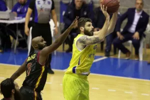 Ο Κεραυνός νίκησε το ΑΠΟΕΛ (φώτος)