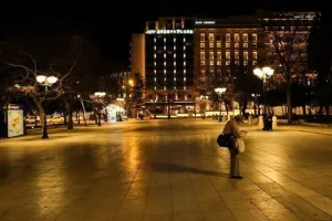 Κορωνοϊός το Σαββατόβραδο: Πόλη-φάντασμα η Αθήνα (ΦΩΤΟΣ)