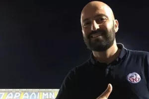 "Βλέπω στο Youtube παλιούς αγώνες/Να μείνω κατηγορία με την αξία μου, όχι στα χαρτιά"