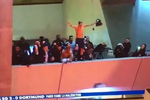 Τρελάθηκε ο Ντι Μαρία με την πρόκριση και... ρίσκαρε ανεβαίνοντας στο μπαλκονάκι!
