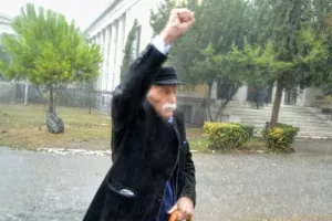 Πέθανε ο Γλέζος
